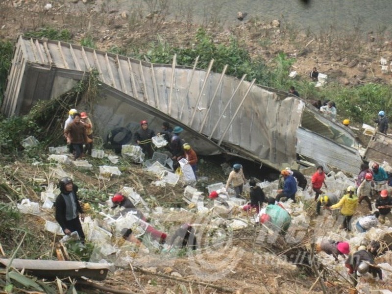 Sau khi bị rơi xuống vực sâu, thùng hàng container đã bị người dân bủa vây.